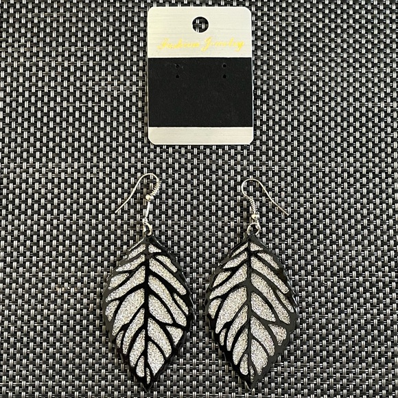 Sparkly Gunmetal Silver-tone Leaf Pendant, Necklace and Earrings Set - Picture 12 of 15